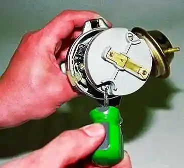 Ремонт датчика распределителя зажигания ВАЗ-2107 Отверткой отворачиваем два винта крепления ротора