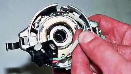 Ремонт датчика распределителя зажигания ВАЗ-2107 Вынимаем электропроводку датчика