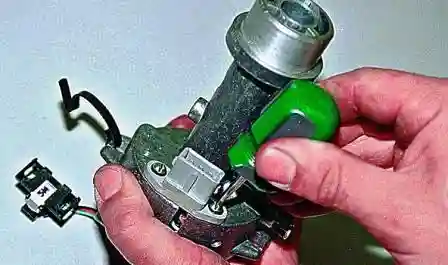 Ремонт датчика распределителя зажигания ВАЗ-2107 Отворачиваем два винта крепления соединительного разъема