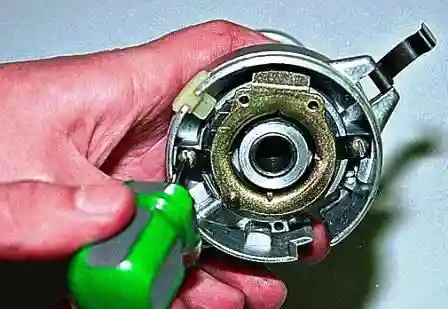 Ремонт датчика распределителя зажигания ВАЗ-2107 Отворачиваем два винта