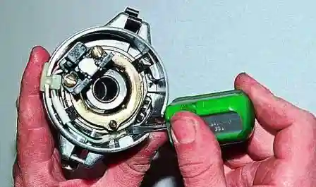 Ремонт датчика распределителя зажигания ВАЗ-2107 Перед установкой вакуумного регулятора аккуратно укладываем проводку датчика