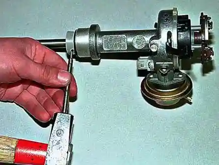 Ремонт датчика распределителя зажигания ВАЗ-2107 Тонким бородком выбиваем штифт