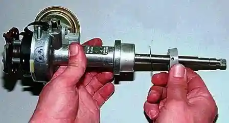 Ремонт датчика распределителя зажигания ВАЗ-2107 Снимаем с валика маслоотражатель и шайбу