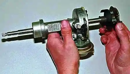 Ремонт датчика распределителя зажигания ВАЗ-2107 Вынимаем валик из корпуса распределителя