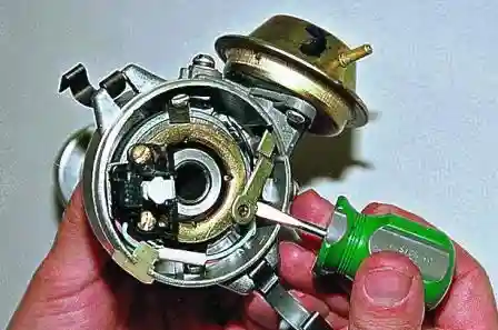 Ремонт датчика распределителя зажигания ВАЗ-2107 Снимаем тягу со штифта поворотной пластины