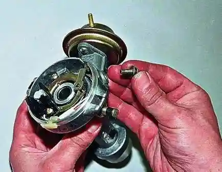 Ремонт датчика распределителя зажигания ВАЗ-2107 Один из винтов имеет удлинение для фиксации электропроводки датчика