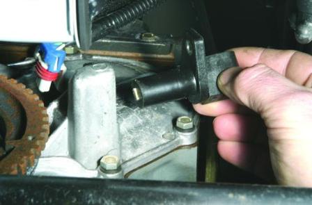 Проверка и замена датчика положения коленчатого вала автомобиля ВАЗ-2107-20