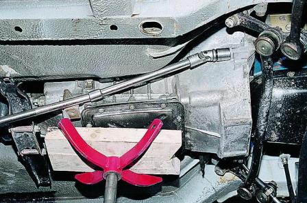 Снятие и установка коробки передач автомобиля ВАЗ-2107