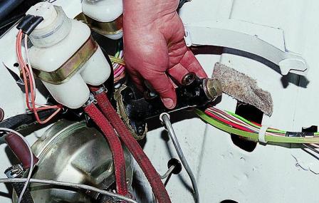 Замена и ремонт главного цилиндра сцепления автомобиля ВАЗ-2107