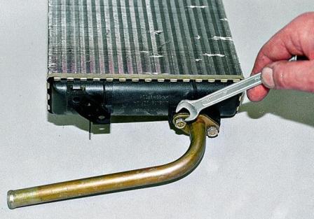 Снятие радиатора отопителя с краном автомобиля ВАЗ-21213