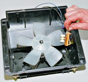 Снятие дополнительного резистора вентилятора отопителя  автомобиля ВАЗ-21213