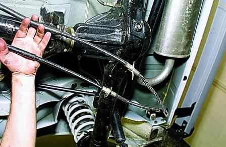 Регулировка и снятие троса ручного тормоза ВАЗ-21213