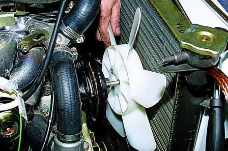 Снятие ротора насоса охлаждающей жидкости автомобиля ВАЗ-21213