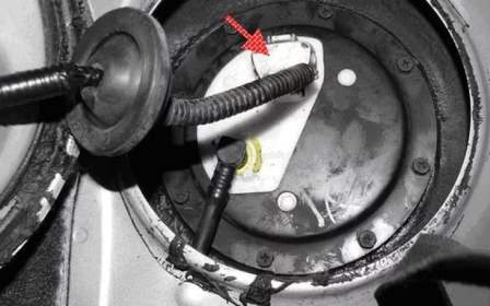 Перевірка та зниження тиску палива двигуна 2AZ-FE автомобіля Toyota Camry