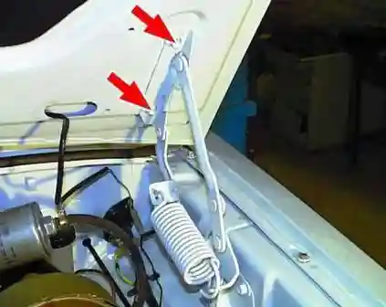 Снятие, установка и регулировка капота автомобиля ГАЗ-3110 Ослабить по два болта крепления капота к петлям с каждой стороны.