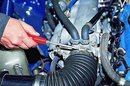 Extracción e instalación del conjunto del acelerador de un automóvil Gazelle