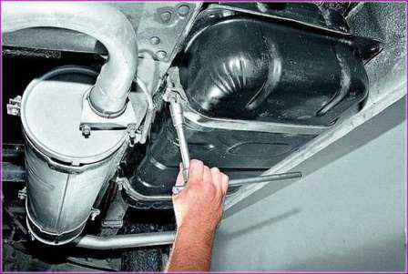 Removing and repairing the fuel tank of a Gazelle car