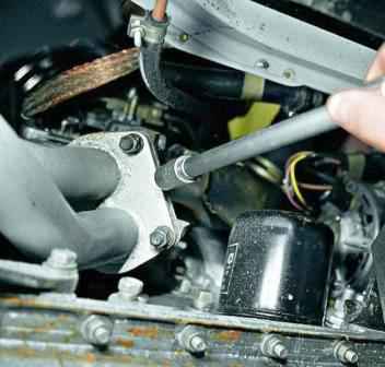 Як замінити приймальну трубу системи випуску газів автомобіля Газель