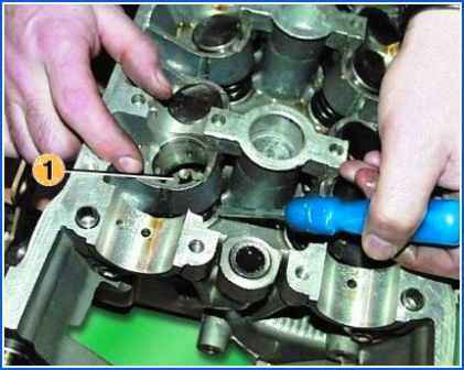 Removing and installing the ZMZ-406 cylinder head