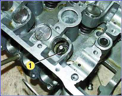 Removing and installing the cylinder head of the ZMZ-406 engine