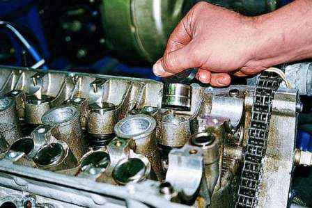 Reemplazo de empujadores hidráulicos en el mecanismo de accionamiento de válvula de los motores ZMZ-406 405, ZMZ-406