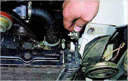 How to replace a Gazelle car radiator