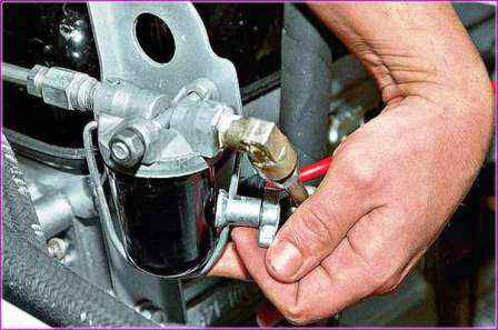 Ersetzen der Kraftstofffilter eines Gazelle-Autos