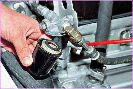 Reemplazo de los filtros de combustible de un auto Gazelle