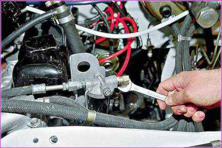 Ersetzen der Kraftstofffilter eines Gazelle-Autos