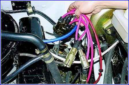 Removing and installing the ZMZ-402 distributor