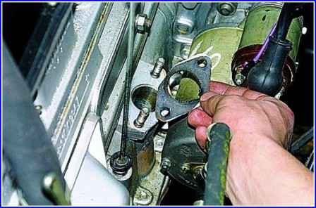 Removing and installing the ZMZ-402 distributor