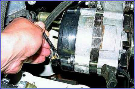 Überprüfen und Ersetzen der Bürsten des Generators und Spannungsregler des Gazelle-Autos