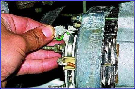 Проверка и замена щеток генератора и регулятора напряжения автомобиля Газель