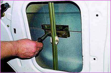 Замена стекла, стеклоподъемника и снятие передней двери автомобиля Газель