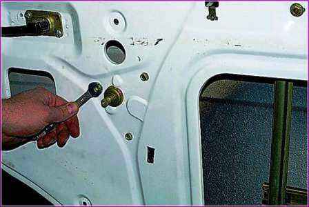 Заміна скла, склопідйомника та зняття передніх дверей автомобіля Газель