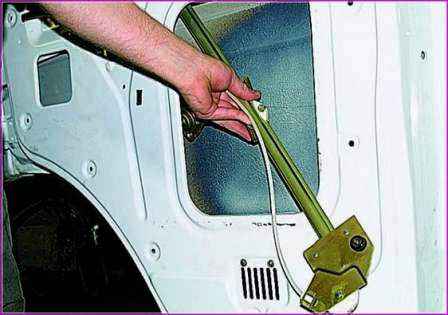 Ersetzen von Glas, elektrischem Fenster und Entfernen der Front Tür eines Gazelle-Autos