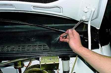 Entfernen und Installieren der Motorhaube und ihrer Schloss eines Gazelle-Autos