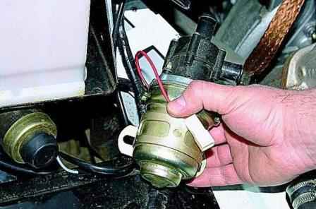 Removing the heater tap and auxiliary heater pump of a Gazelle car