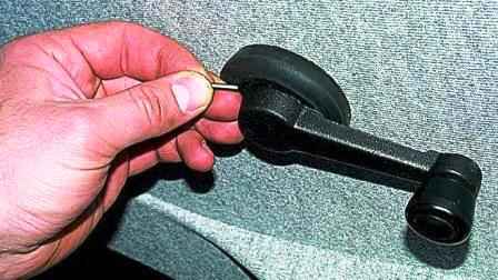 Removing the upholstery and lock of the front door of a Gazelle car