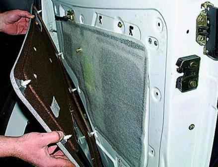Removing the upholstery and lock of the front door of a Gazelle car