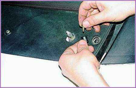 Checking and replacing the windshield wiper on a car Bill Gazelle