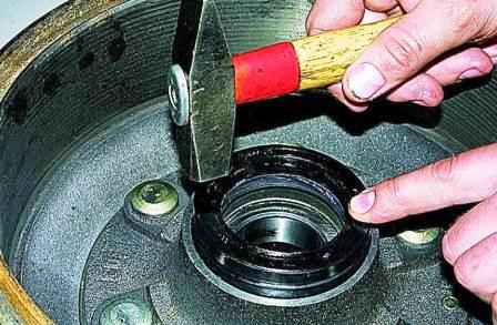 Replacement and adjustment of rear wheel bearings of a Gazelle car
