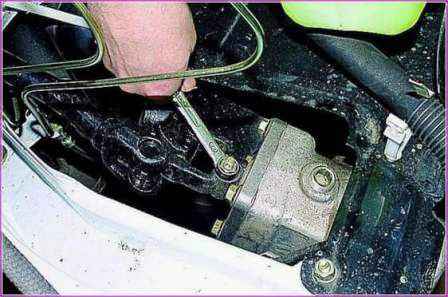 Extracción, desmontaje y ajuste de la columna de dirección de un automóvil Gazelle car