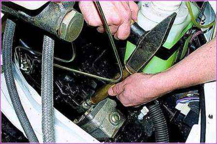 Extracción, desmontaje y ajuste de la columna de dirección de un automóvil Gazelle