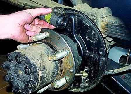 Ersetzen des Bremszylinders der Hinterräder des Gazelle Auto