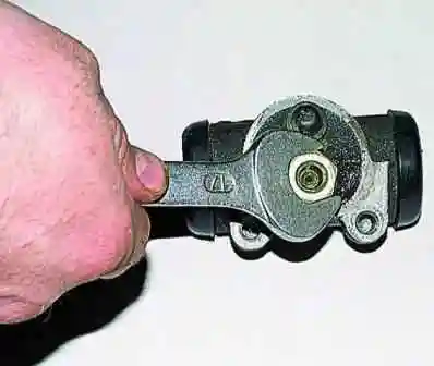 Замена тормозного цилиндра задних колес автомобиля Газель Замена тормозного цилиндра задних колес автомобиля Газель