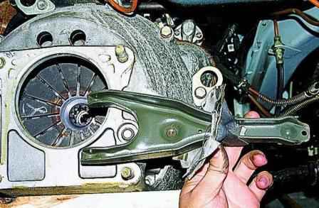 Cómo quitar la carcasa del embrague del el motor ZMZ-406 del automóvil Gazelle