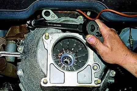 Как снять картер сцепления двигателя ЗМЗ-406 автомобиля Газель