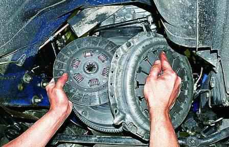 Removing clutch discs from Gazelle car