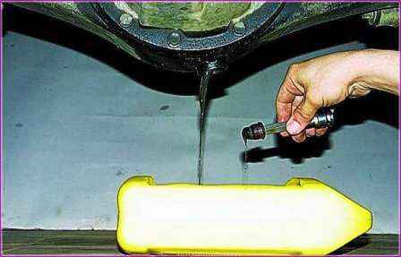 Oil change in the rear axle gearbox of the Gazelle car